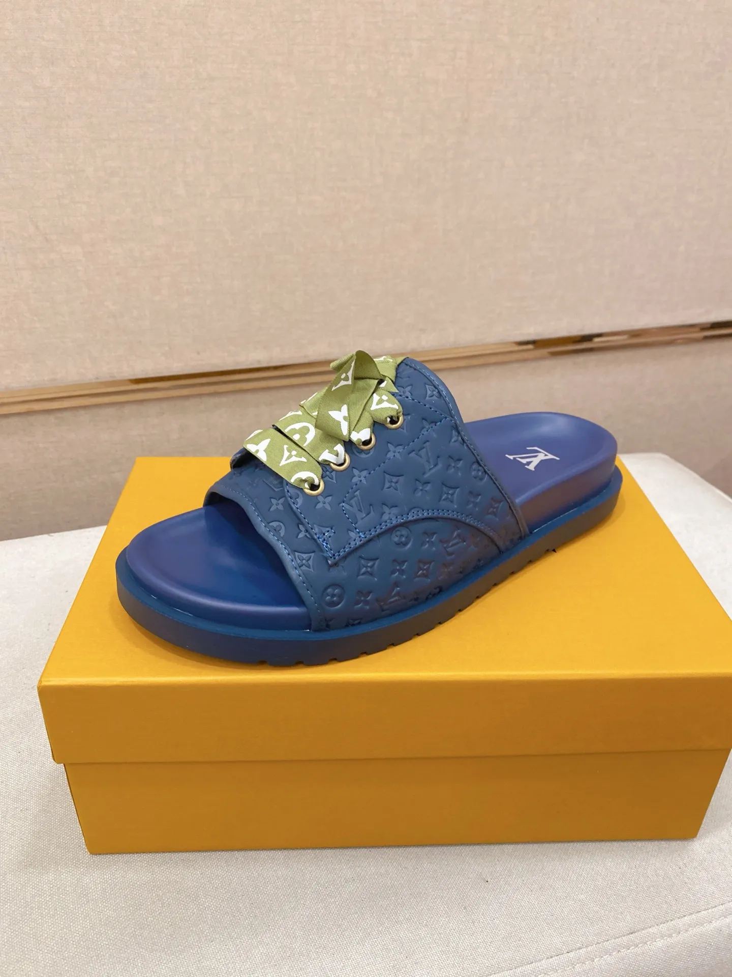 Men's shoes 💰: 340💰Made by LV🔍Top purchasing agents. Men's spring and summer slippers are available at the same counter. The uppers are imported cowhide from Italy, with logo graphics and high-quality craftsmanship. Soles: original soles specially provided by the original factory. Exclusive movable molded soles are super comfortable. Original goods follow orders. 🔍🔍High quality. You can enter and exit the counter at will. Welcome to compare. Size 38-44.